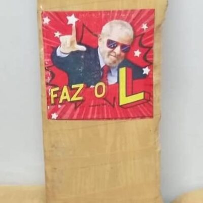 Postagem no Instagram de um pacote de maconha com o rosto do presidente Lula estampada, ao lado da frase 