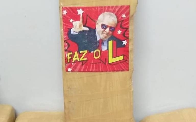 Postagem no Instagram de um pacote de maconha com o rosto do presidente Lula estampada, ao lado da frase 