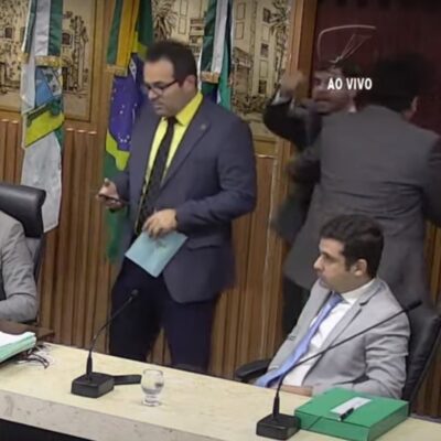 Vereador Robson Carvalho foi retirado do plenário — Foto: Reprodução/TV Câmara
