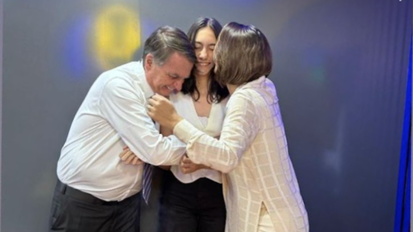 Bolsonaro sugere, em brincadeira, que filha Laura será candidata em 2042