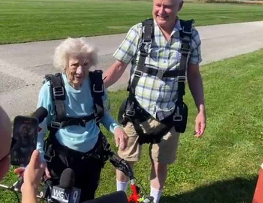 VÍDEO: idosa de 75 anos realiza sonho de saltar de paraquedas no