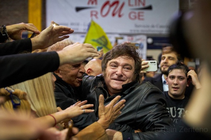 Javier Milei faz campanha em Villa Lugano, bairro da capital argentina