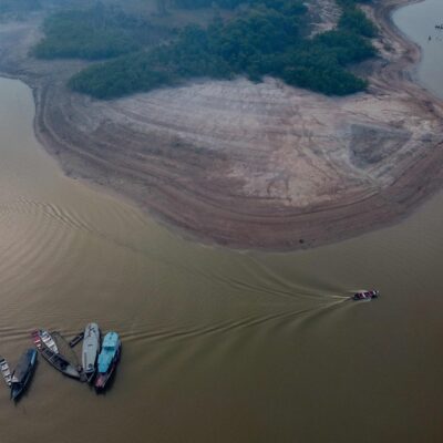 Outro grande rio da Amazônia, o Rio Negro também está sofrendo com o nível baixo, devido à seca