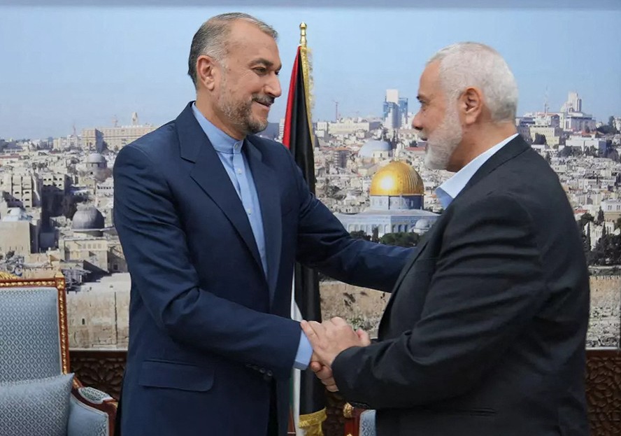 O ministro das Relações Exteriores do Irã, Hossein Amir Abdollahian (à esquerda), cumprimenta o chefe do gabinete político do Hamas, Ismail Haniyeh, em Doha