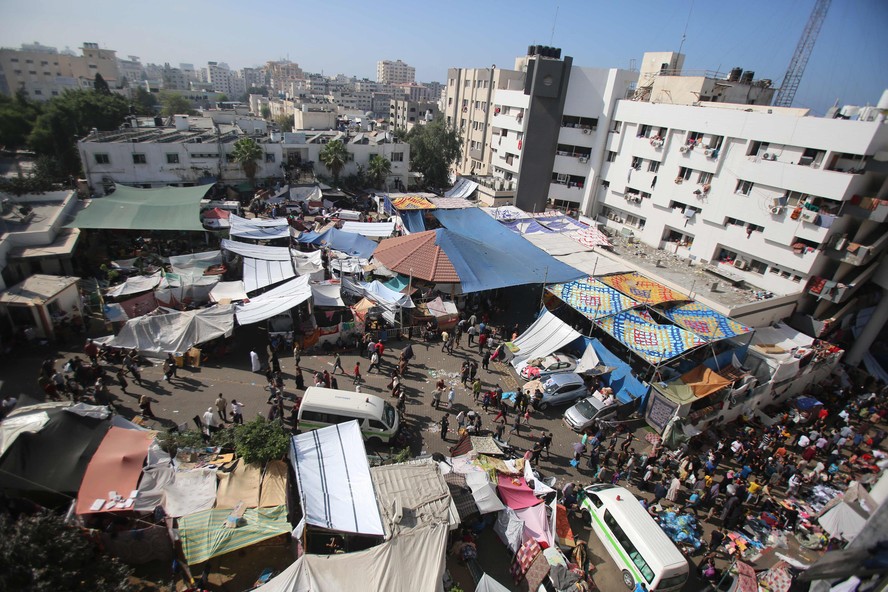 Vista de um pátio do hospital al-Shifa, em Gaza
