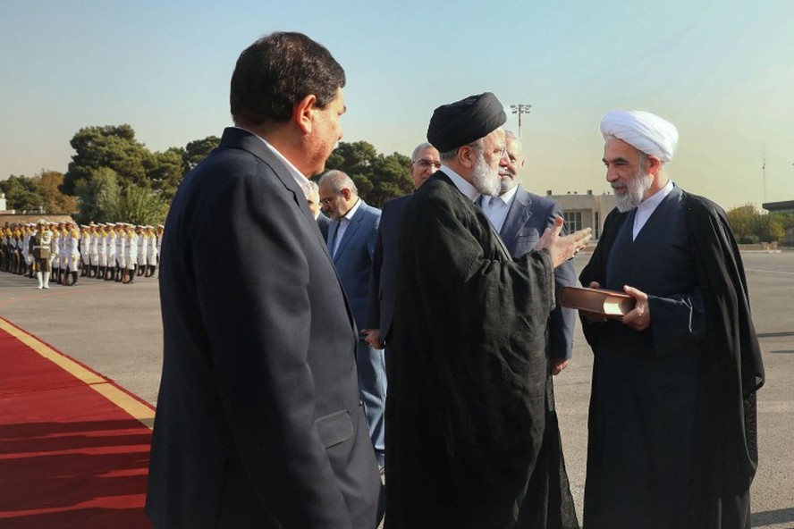 Presidente do Irã, Ebrahim Raisi, ao centro, falando com um clérigo muçulmano antes de embarcar em uma aeronave que partia do Aeroporto Internacional Mehrabad, em Teerã, para a Arábia Saudita.