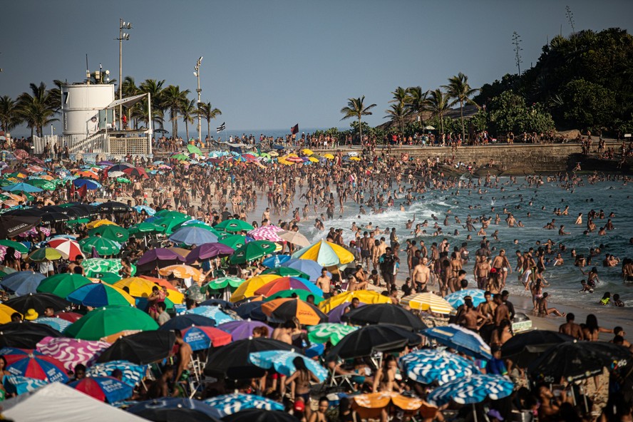 No Rio, moradores e turistas buscaram a praia para se refrescarem no domingo, como no Arpoador