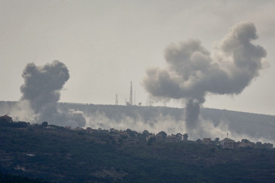 Colunas de fumaça surgem depois de ataques israelenses contra posições do Hezbollah em Alma al-Shaab, no Líbano
