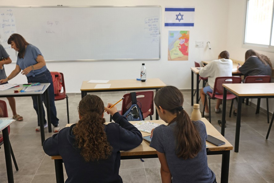 Jovens de kibutz devastado por ataque em Israel voltam à escola