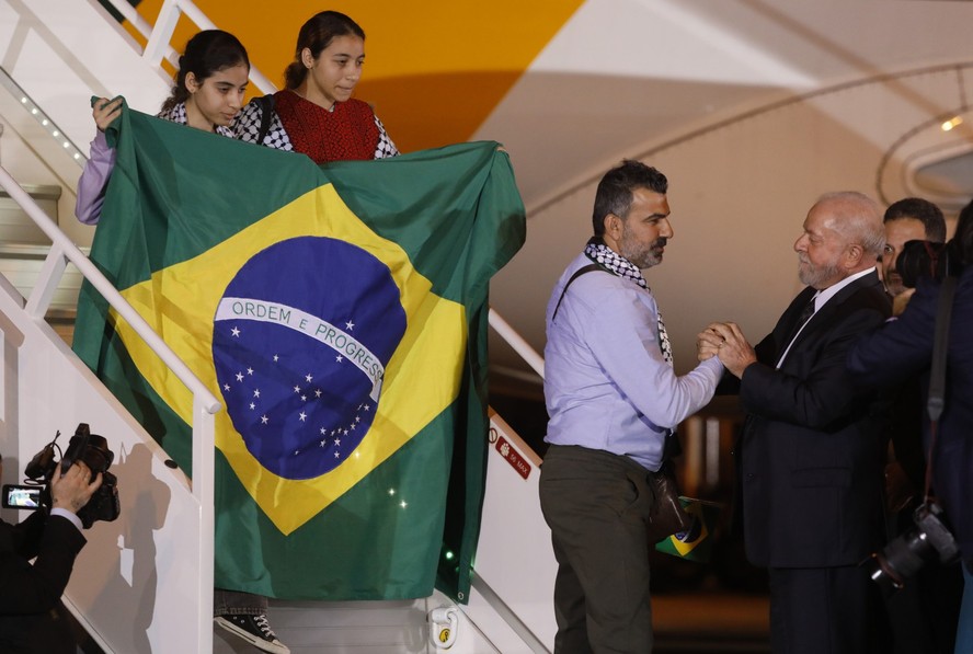 Lula recebe os brasileiros que foram repatriados da zona de guerra na Faixa de Gaza