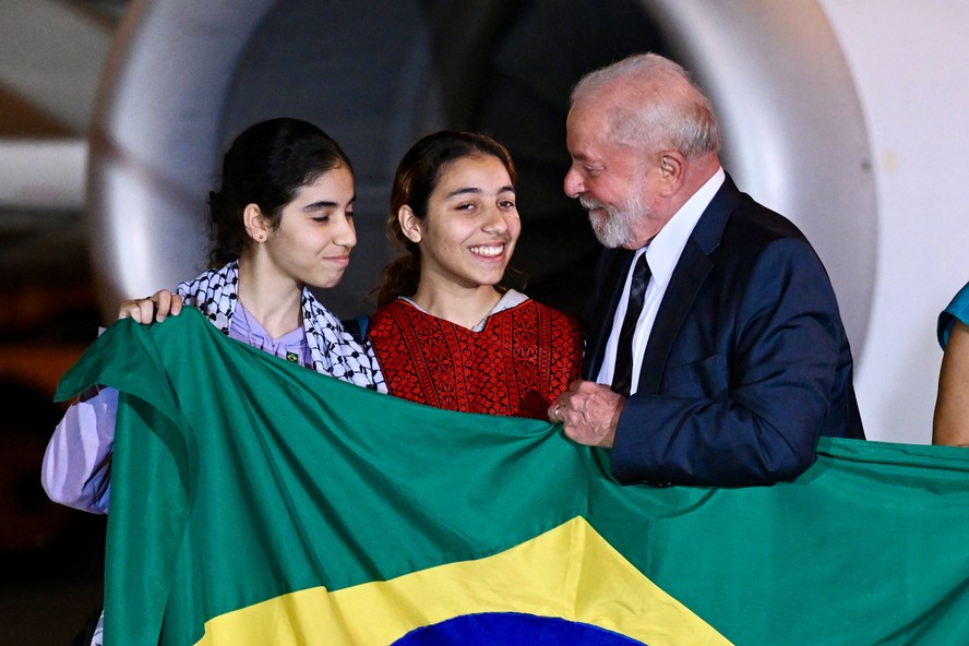 Lula recebe grupo resgatado de Gaza pelo Brasil, na Base Aérea de Brasília