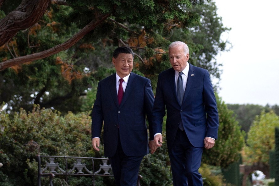 Biden e Xi caminham juntos após reunião de cúpula na Califórnia.
