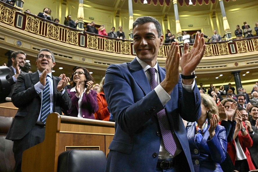 Primeiro-ministro Pedro Sánchez foi empossado para um segundo mandato nesta quinta-feira