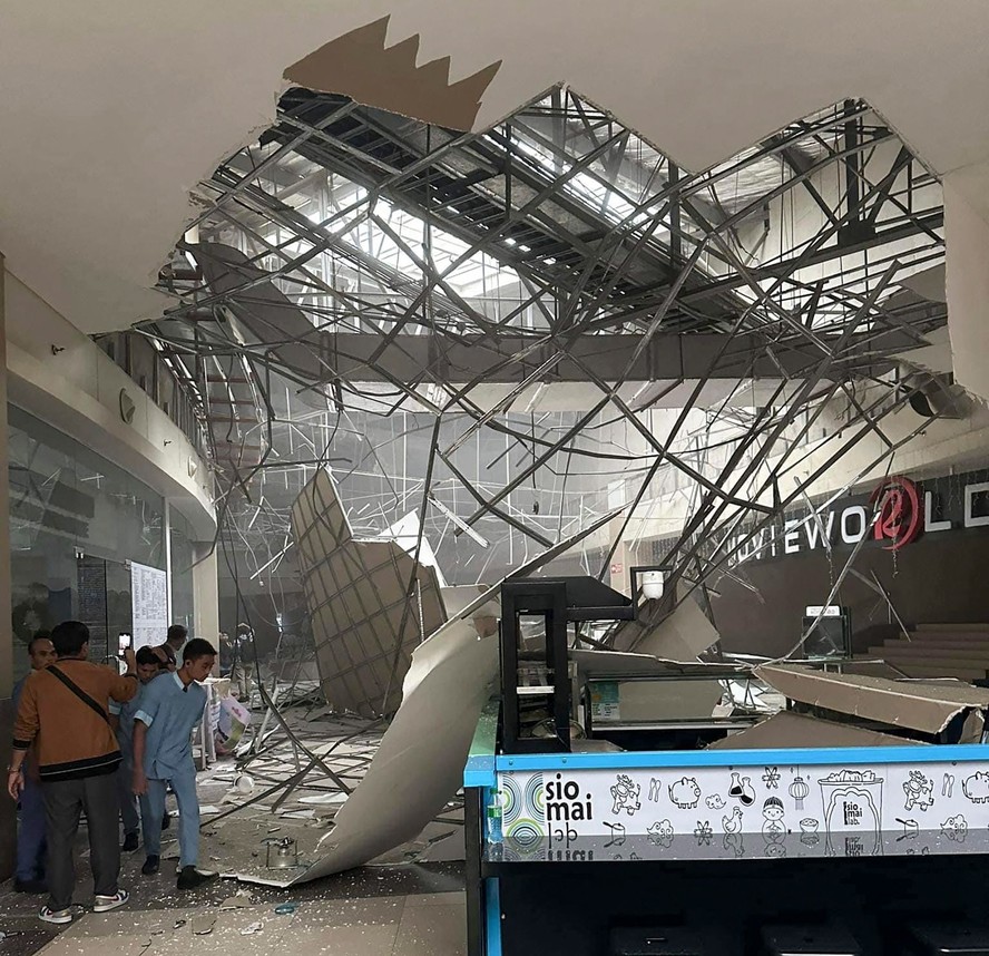 Teto de shopping da cidade de General Santos desmorona durante terremoto nas Filipinas