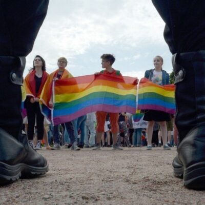Manifestantes agitam bandeiras do arco-íris durante Parada do Orgulho LGBT em São Petersburgo, Moscou