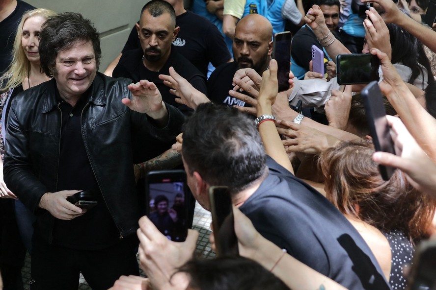 Milei cumprimenta apoiadores após votar em Buenos Aires