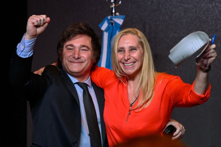 Javier Milei, presidente eleito da Argentina, celebra vitória com a irmã mais nova, Karina, em Buenos Aires
