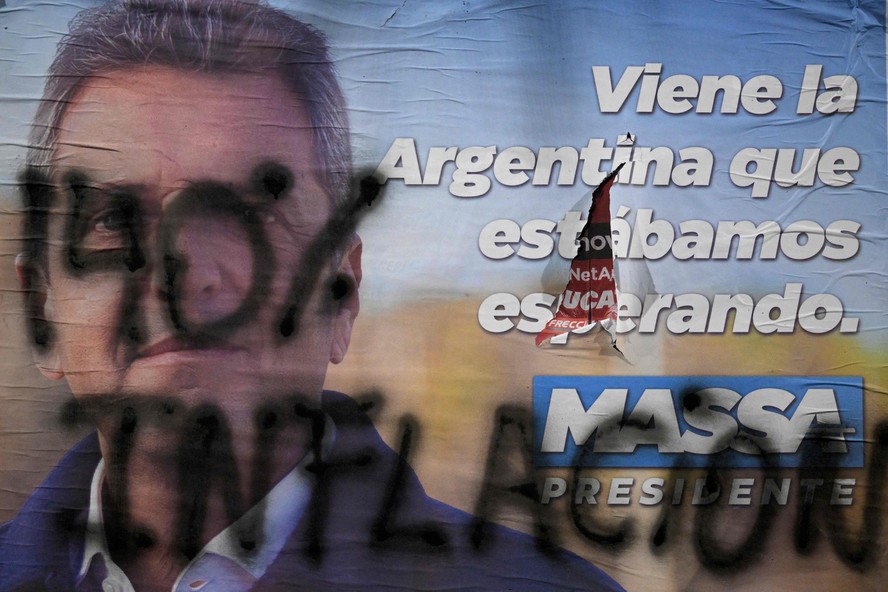 Propaganda de Massa vandalizada em Buenos Aires: eleitores argentinos votaram contra o oficialismo