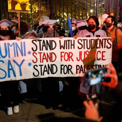 Alunos protestam contra suspensão de grupo pró-Palestina da Universidade Columbia, em Nova York