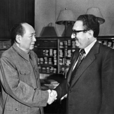 Henry Kissinger e Mao Tsé-tung trocam aperto de mãos durante ida do diplomata americano à China, em 1973