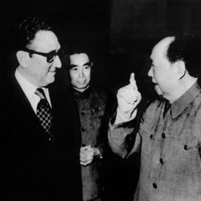 Henry Kissinger, então conselheiro especial de Richard Nixon, conversa com o líder chinês Mao Tsé-tung