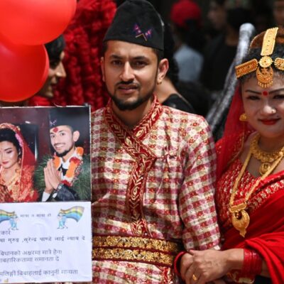 Maya Gurung, uma mulher transexual de 41 anos, e Surendra Pandey, um homem de 27, casaram-se em 2017, mas só agora obtiveram a certidão de casamento