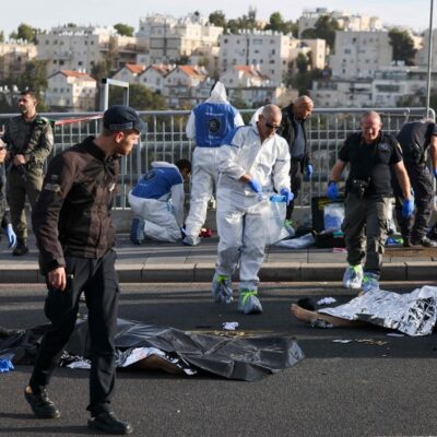 Polícia pericia local do atentado em Jerusalém.