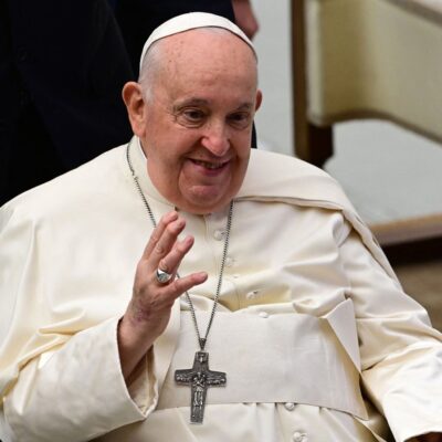 Papa Francisco saúda visitantes no Vaticano, nesta quinta-feira.
