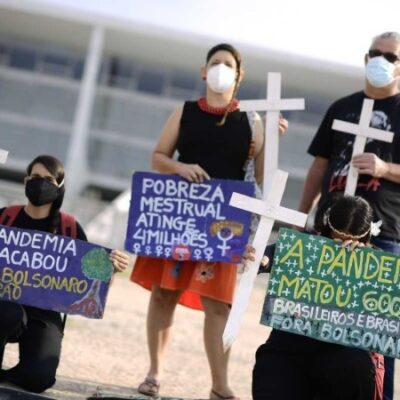 Protesto na Praça dos Três Poderes em memória dos mortos pela covid-19 no Brasil. -  (crédito: Pedro França/Agência Senado)