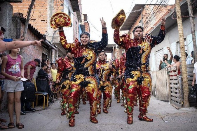 Várias danças tradicionais da Bolívia foram apresentadas em festa comemorativa no bairro -  (crédito: Vitor Serrano/BBC)