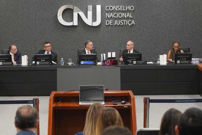 Para Contarato (na foto ao lado do ministro Barroso), a decisão do CNJ é "a materialização de um mandamento constitucional, que passa pela dignidade da pessoa humana"
 -  (crédito: Gláucio Dettmar/Ag. CNJ)