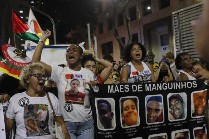 Protesto do grupo Mães de Manguinhos contra violência policial no Rio: oito em dez óbitos são de negros -  (crédito: Fernando Frazão/Agência Brasil)