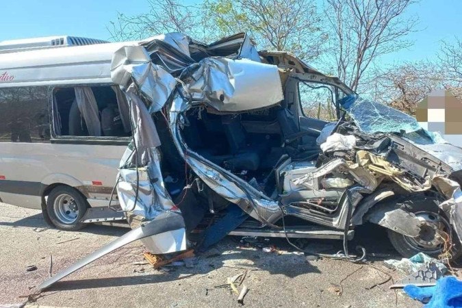 A van em que a famÃ­lia estava bateu na traseira de um caminhão cheio de lenha -  (crédito: Divulgação/Polí­cia Rodoviária Federal)