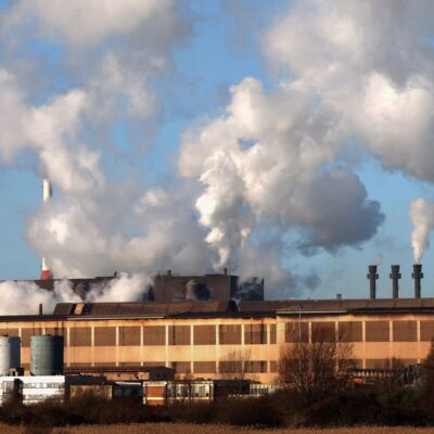 Chaminés de fábrica liberam fumaça em Dunkirk, França
19/01/2023
REUTERS/Yves Herman