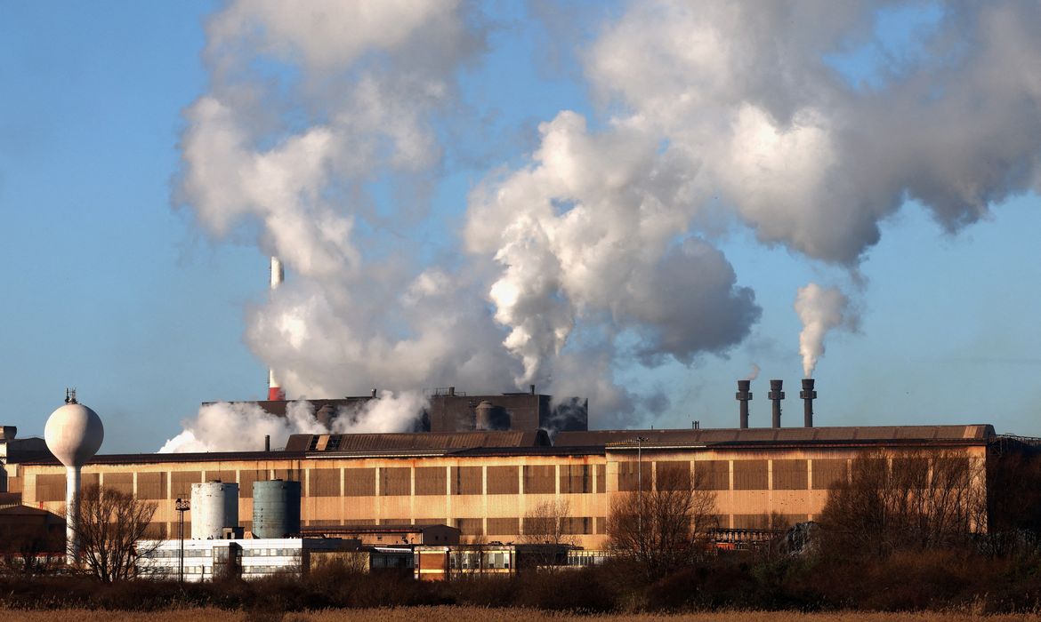 Chaminés de fábrica liberam fumaça em Dunkirk, França
19/01/2023
REUTERS/Yves Herman