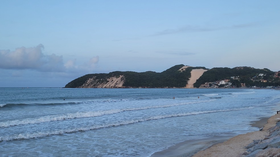 Praia de Ponta Negra com Morro do Careca ao fundo, em Natal — Foto: Igor Jácome/g1