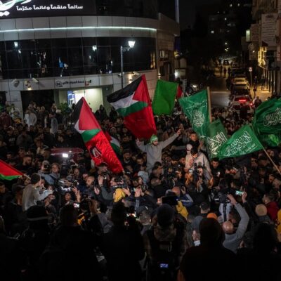 Prisioneiros palestinos são recebidos por multidão em Ramallah, na Cisjordânia, ao deixarem prisão