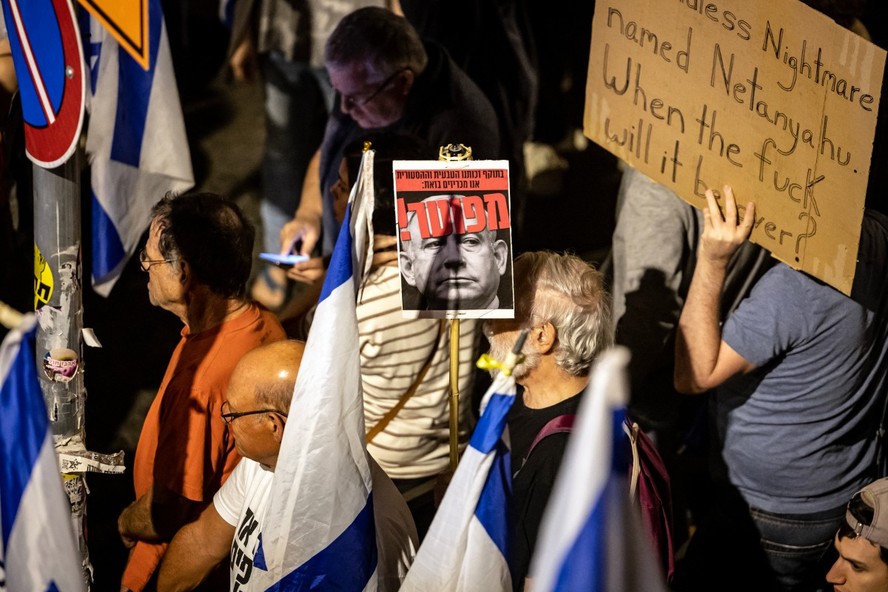 Israelenses protestam contra o primeiro-ministro Benjamin Netanyahu em frente à sua casa em Jerusalém