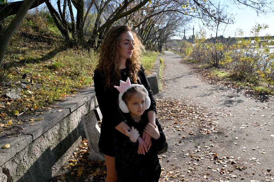 Anna Lyashko e a filha Diana andar em parque de Kiev