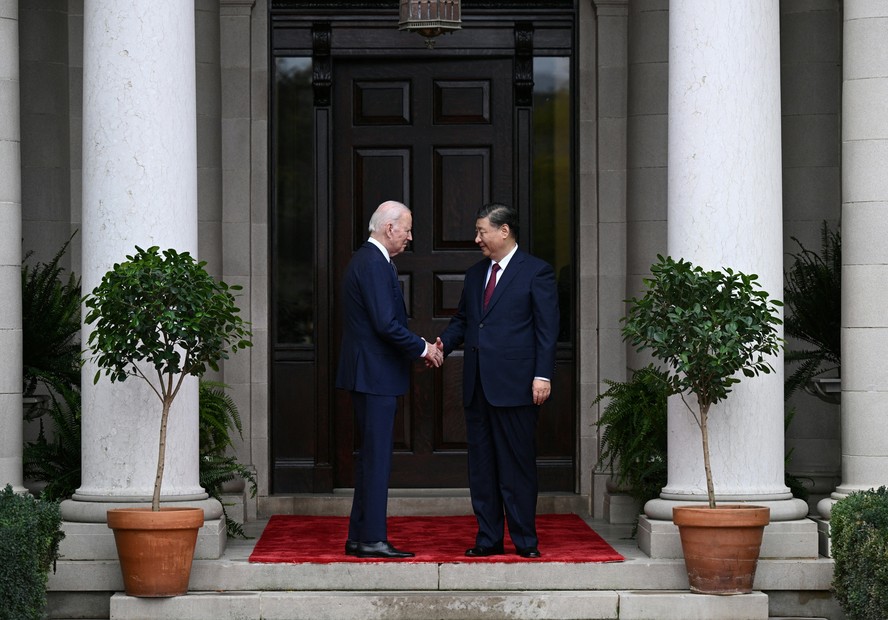 Biden e Xi apertam as mãos em frente à histórica propriedade Filioli, no sul de São Francisco