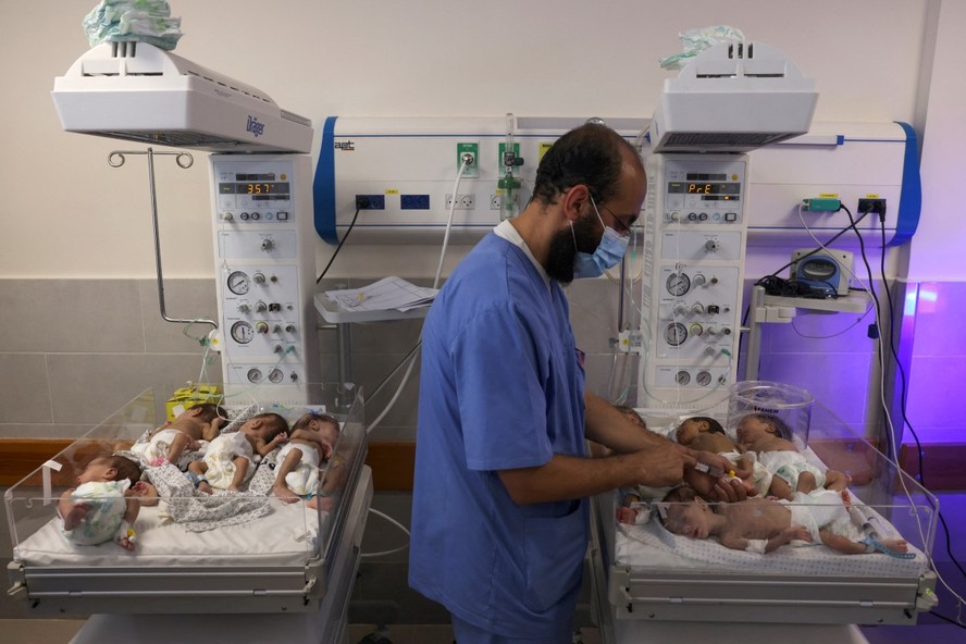 Um médico palestino cuida de bebês prematuros evacuados do hospital Al Shifa para o hospital dos Emirados em Rafah, no sul da Faixa de Gaza