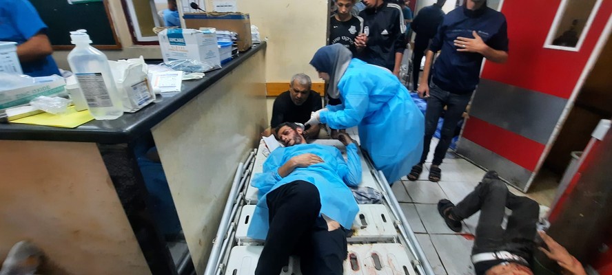 Médica atende homem ferido no Hospital Indonésio