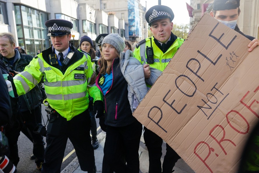 A ativista do clima Greta Thunberg é presa em protesto em Londres na frente de hotel onde se realiza o Fórum Inteligência de Energia