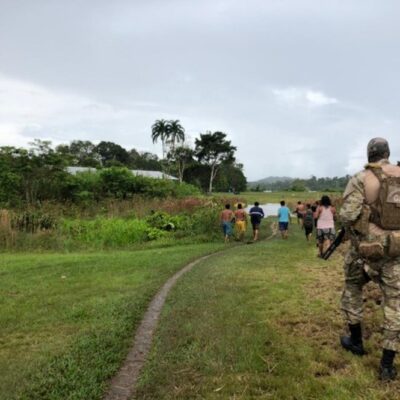 Policial federal em operação na Terra Indígena Ianomâmi, em Roraima; Amazônia sofre com narcotráfico e garimpo ilegal
