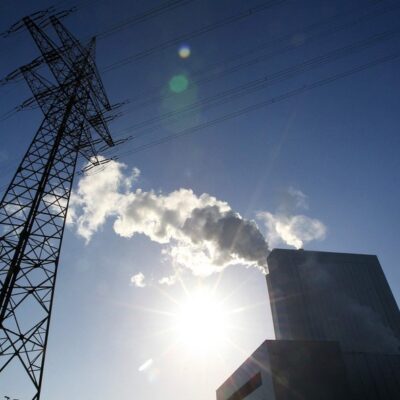 Chaminé de usina a carvão em Mannheim, na Alemanha; países voltam a aumentar uso do combustível fóssil