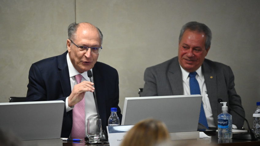 O vice-presidente da República, Geraldo Alckmin, e o presidente da CNI, Ricardo Alban, durante anúncio de novos editais para pesquisa e inovação do Rota 2030