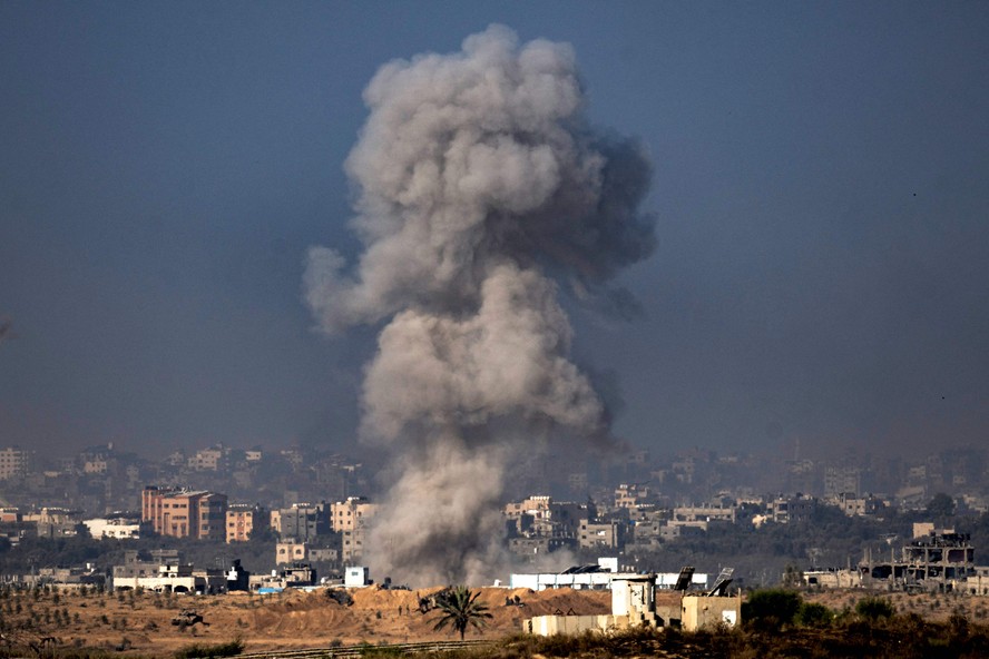 Explosão toma conta do céu na Faixa de Gaza