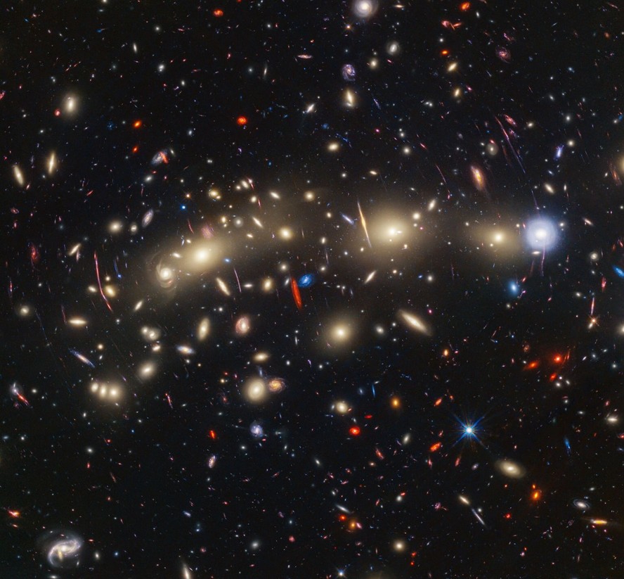 Veja imagens da 'árvore de Natal' cósmica capturada por telescópios da Nasa