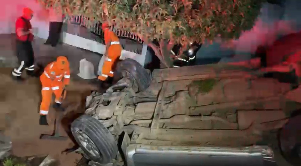 Caminhonete capota após bater em cinco veículos no centro de Caicó — Foto: Reprodução
