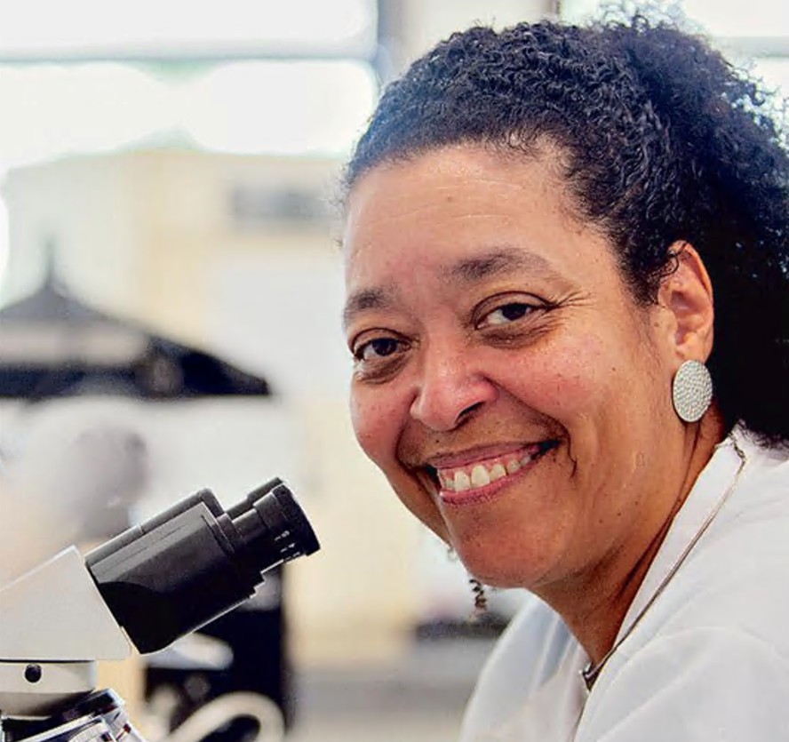 Helena Castro é a primeira doutora negra titular do Instituto de Biologia da UFF e bolsista pelo CNPq